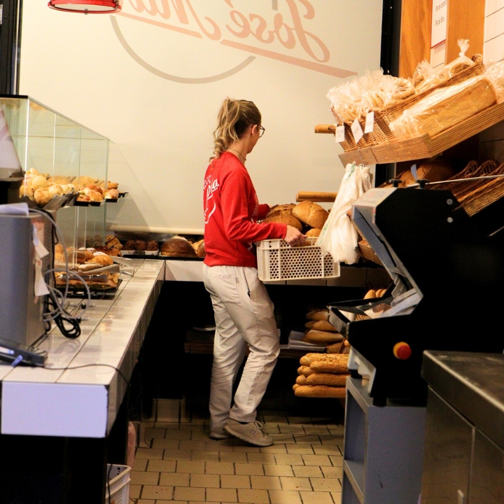 chica atendiendo en la panadería jose maría